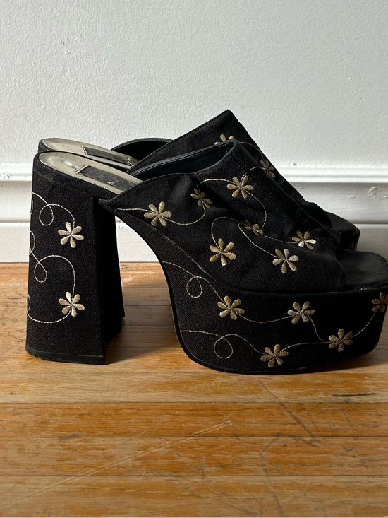 Shoes - VINTAGE embroidered flower platform mules